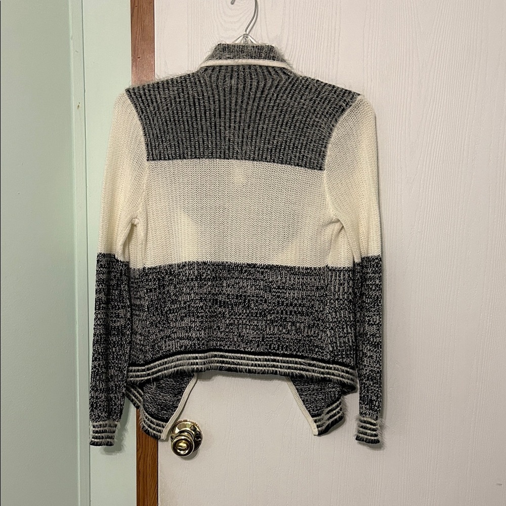 Candie’s Women's Gray and White Open Front Sweater Size Medium - Picture 2 of 7